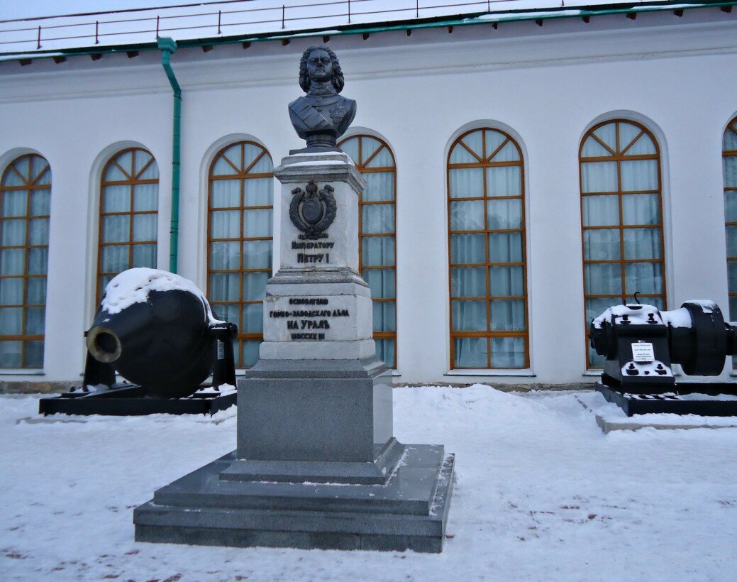 Первый екатеринбург. Памятник Петру первому в Екатеринбурге. Бюст Петра 1 Екатеринбург. Памятник Екатерине первой в Екатеринбурге. Скульптура Петра 1 в Екатеринбурге.