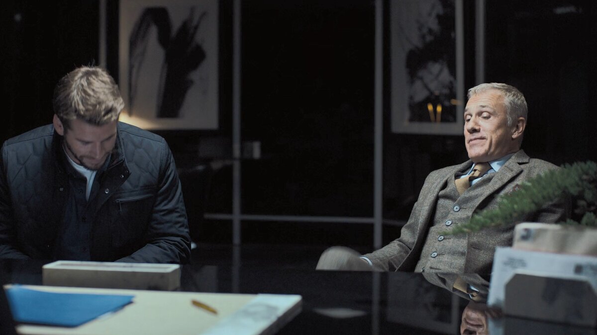 Кристоф Вальц в роли злодея философствует с очередной своей жертвой и убеждает, что так будет лучше для всех. Пусть это актер одной роли, но исполняет он ее гениально.