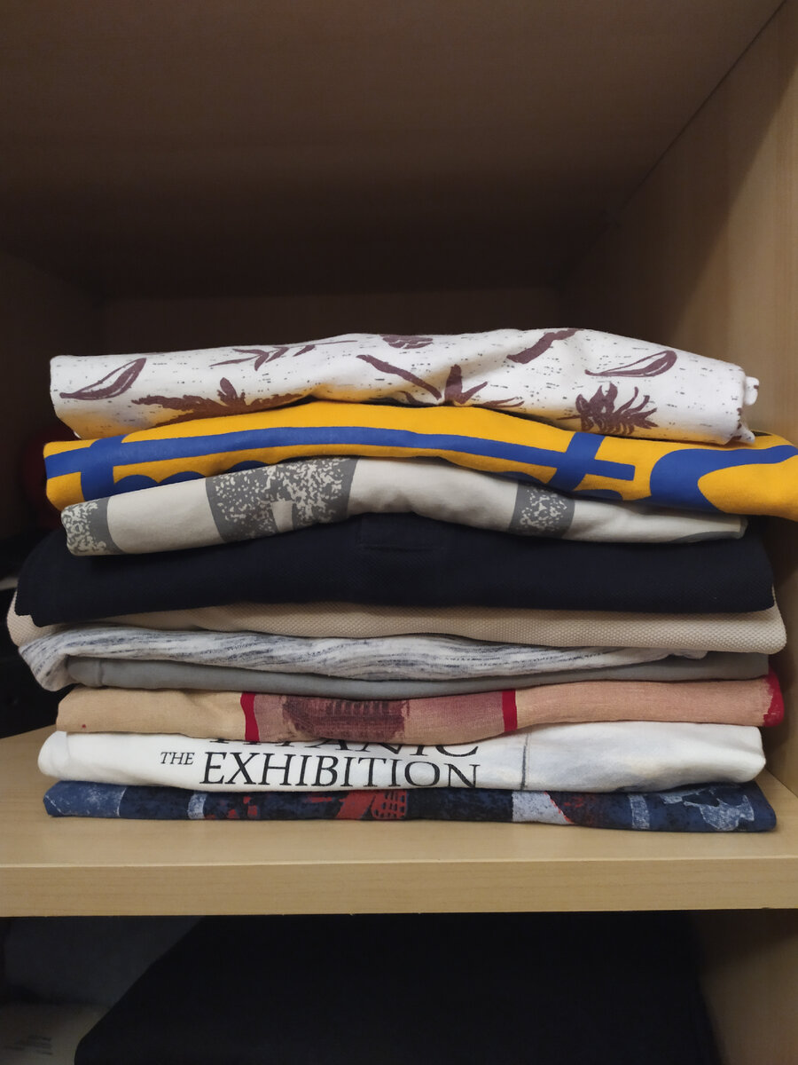 Обычная стопка футболок. Так складывать футболки меня научила мама. Я была удивлена, когда узнала, что японская система уборки выдает такой способ складывания за "откровение".