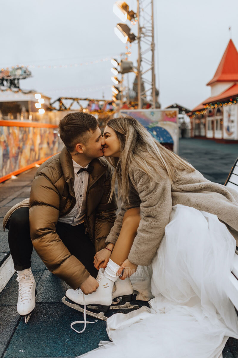 Мы решили отснять зимнюю ⛄ свадебно-романтичную фотосессию. В качестве локации выбрали один из самых красивых катков в Москве — ГУМ-каток на Красной площади.