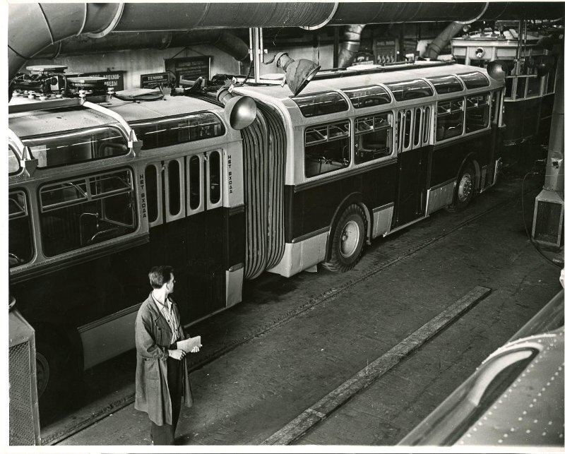 Первый СВАРЗ ТС-1 в цехе завода, 22 августа 1959 г. Фото из коллекции Государственного бюджетного учреждения культуры города Москвы «Музейное объединение Музей Москвы». Фотограф В. Кунов. 