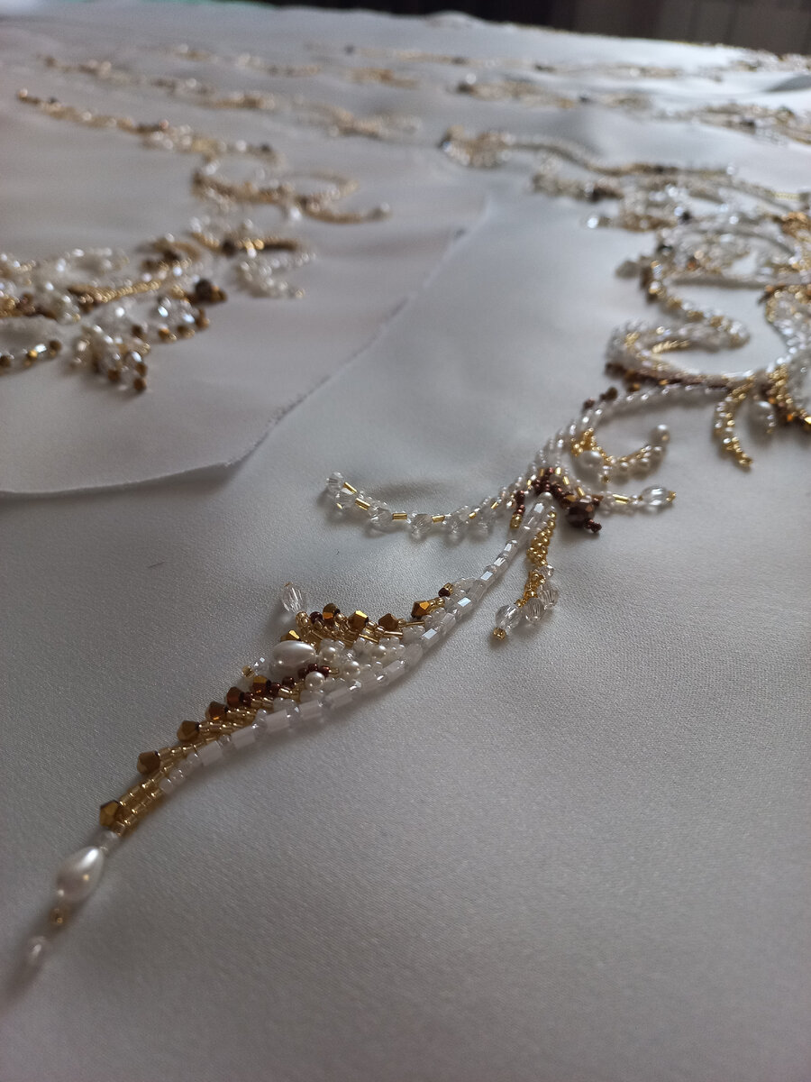 Любимое сочетание молочного оттенка и золота.