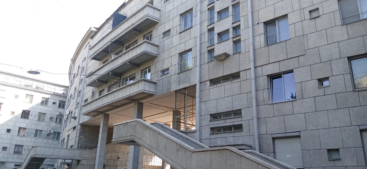 Во дворе дома