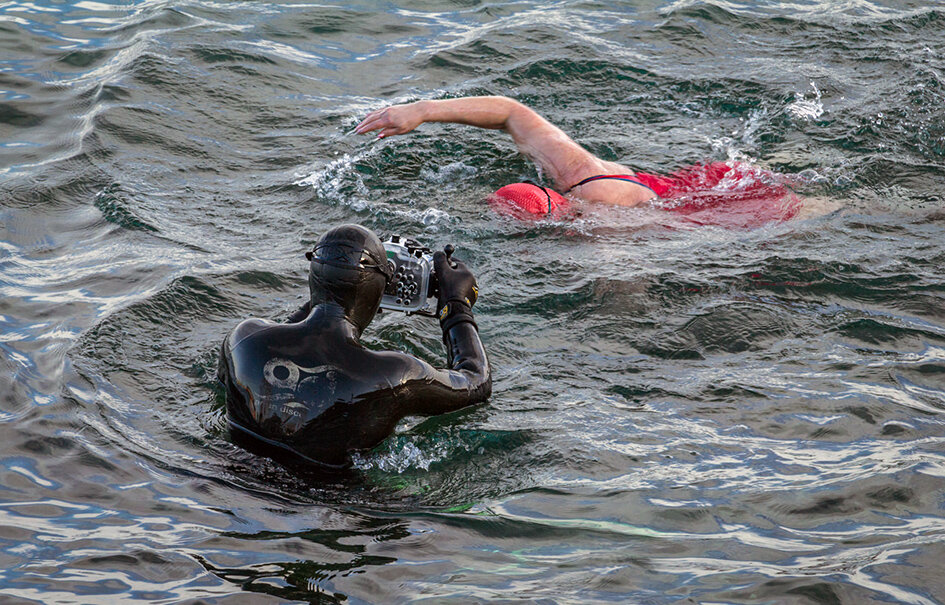 Оператор предусмотрительно одел гидрокостюм. Фото Ирины  Коледовой