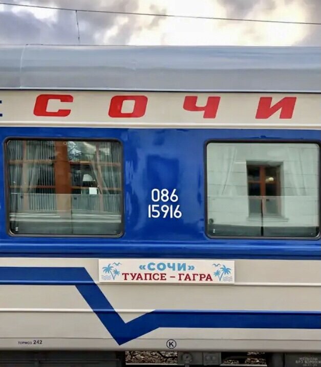 Внешний вид вагонов поезда. Снаружи вагоны и тепловоз (да, он дизельный) выполнены в дизайне 70-х, 80-х годов прошлого века.