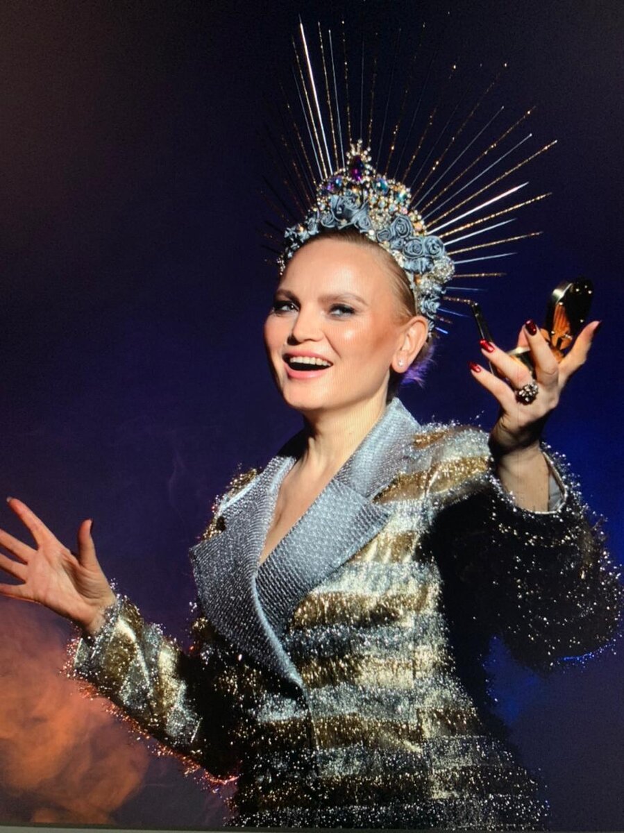 Наталья Юзифович - институт искусственного интелекта. Для обложки журнала GL. Платье из шёлковой тафты - ткани Lo Stile. Ателье - бюро Лики Бандаровой.