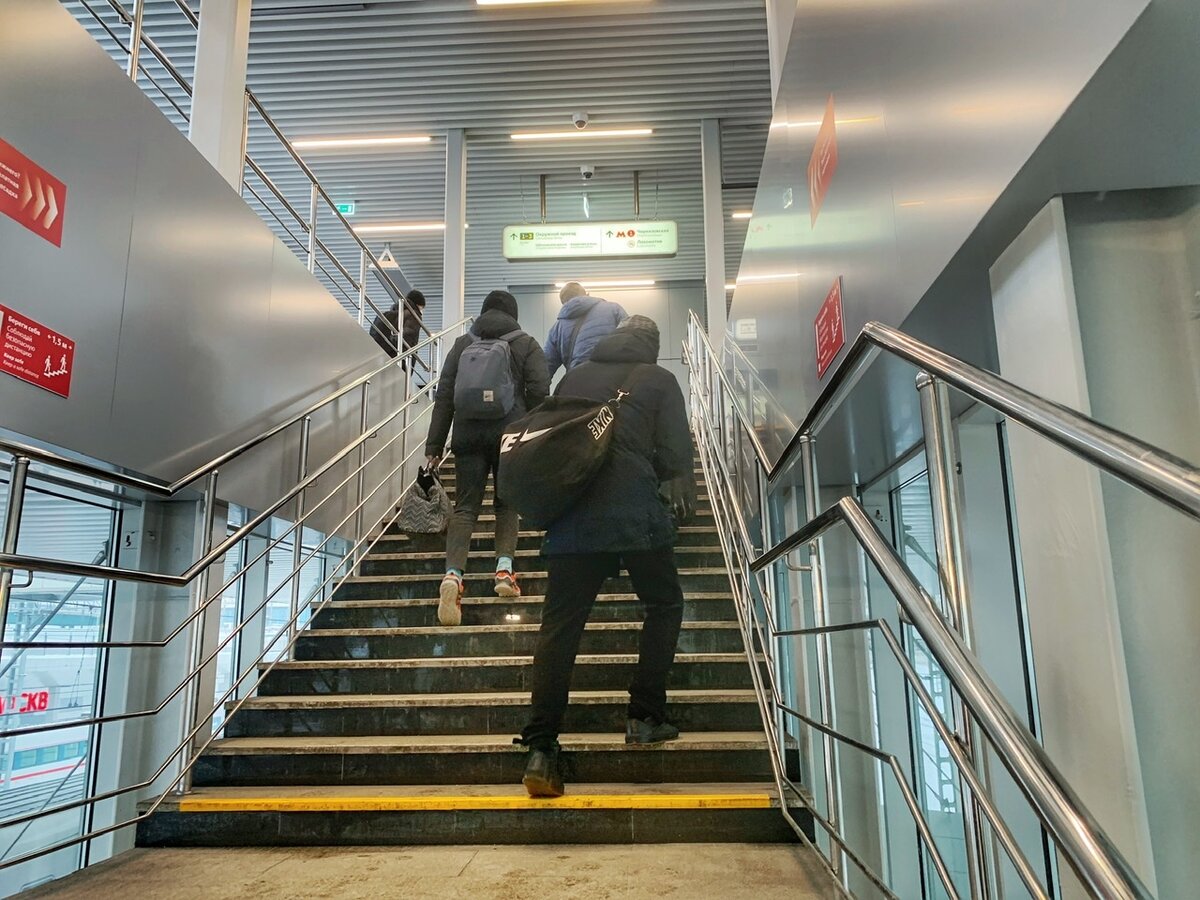 Лестница с платформы к переходу в метро. Фото автора. Листайте галерею, чтобы увидеть больше 
