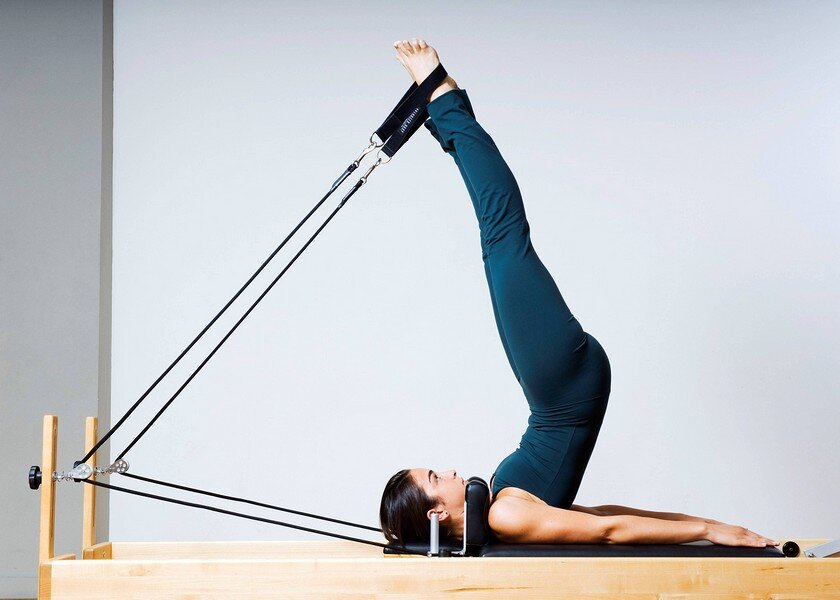    Пилатес – это универсальная тренировка, которую с одинаковым успехом можно проводить как в специализированной студии, так и дома, Legion-Media