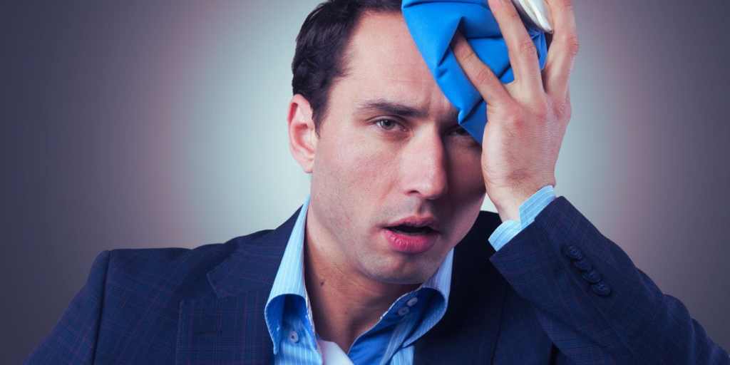 При наличии  "шишки" нужно положить холод на место травмы.