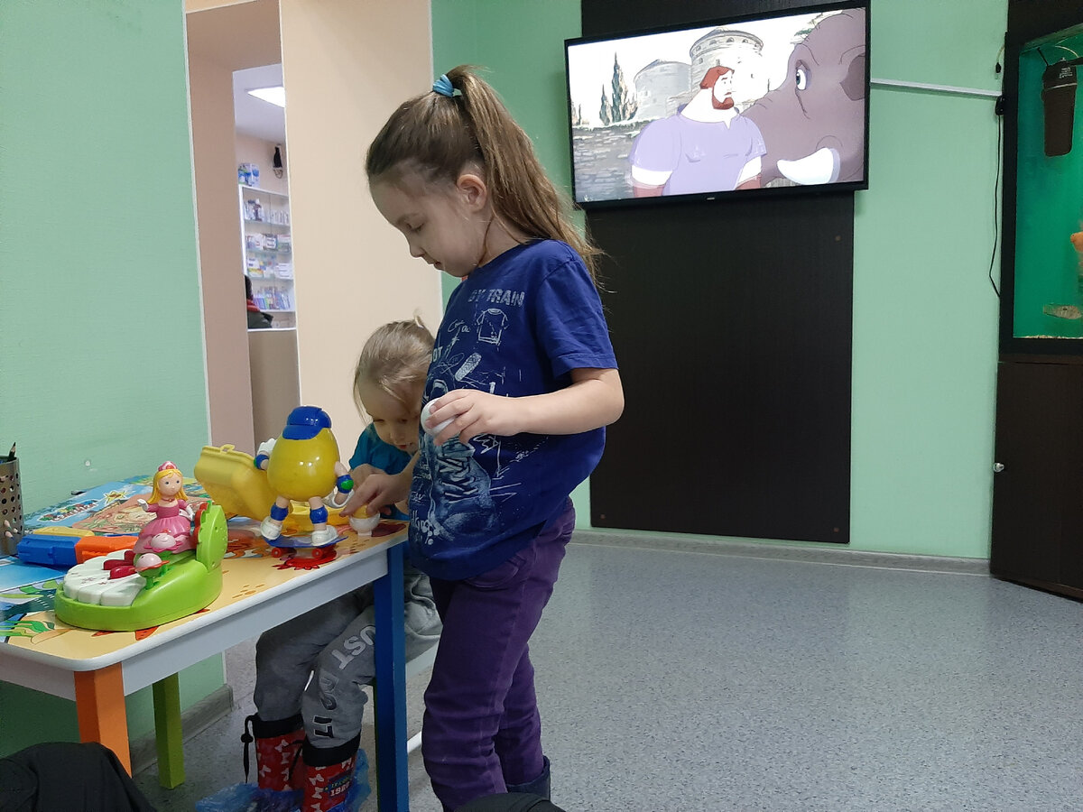 Фото из семейного архива. Нам 4,5 года.