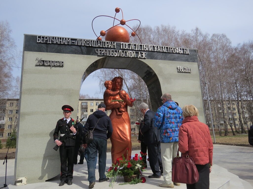 Мирный атом. В Бердске открыли памятник ликвидаторам последствий катастрофы  на Чернобыльской АЭС | Бердск-Онлайн СМИ | Дзен