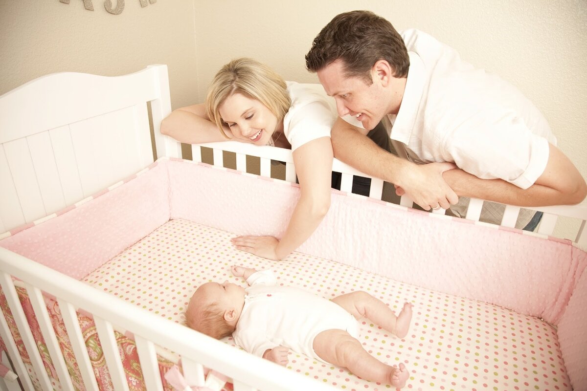 Приучаем малыша спать в отдельной комнате: когда это лучше делать и как. Полезные советы для родителей.