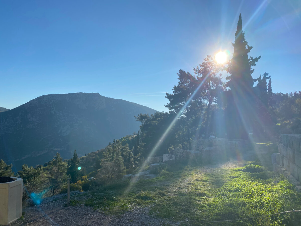 Дельфы находятся у подножия горы Парнас