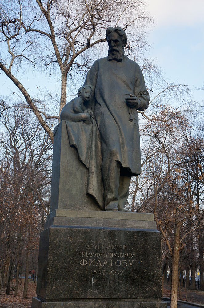 Памятник Филатову в Москве. Источник: progulyaemsya.ru