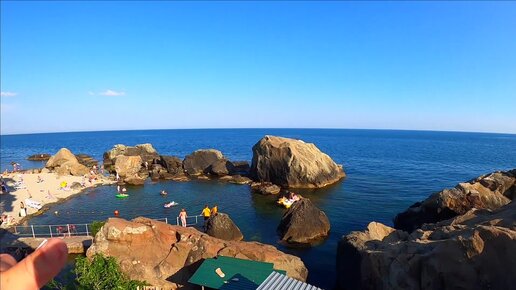 Пляж Алупки с большими камнями шезлонгами