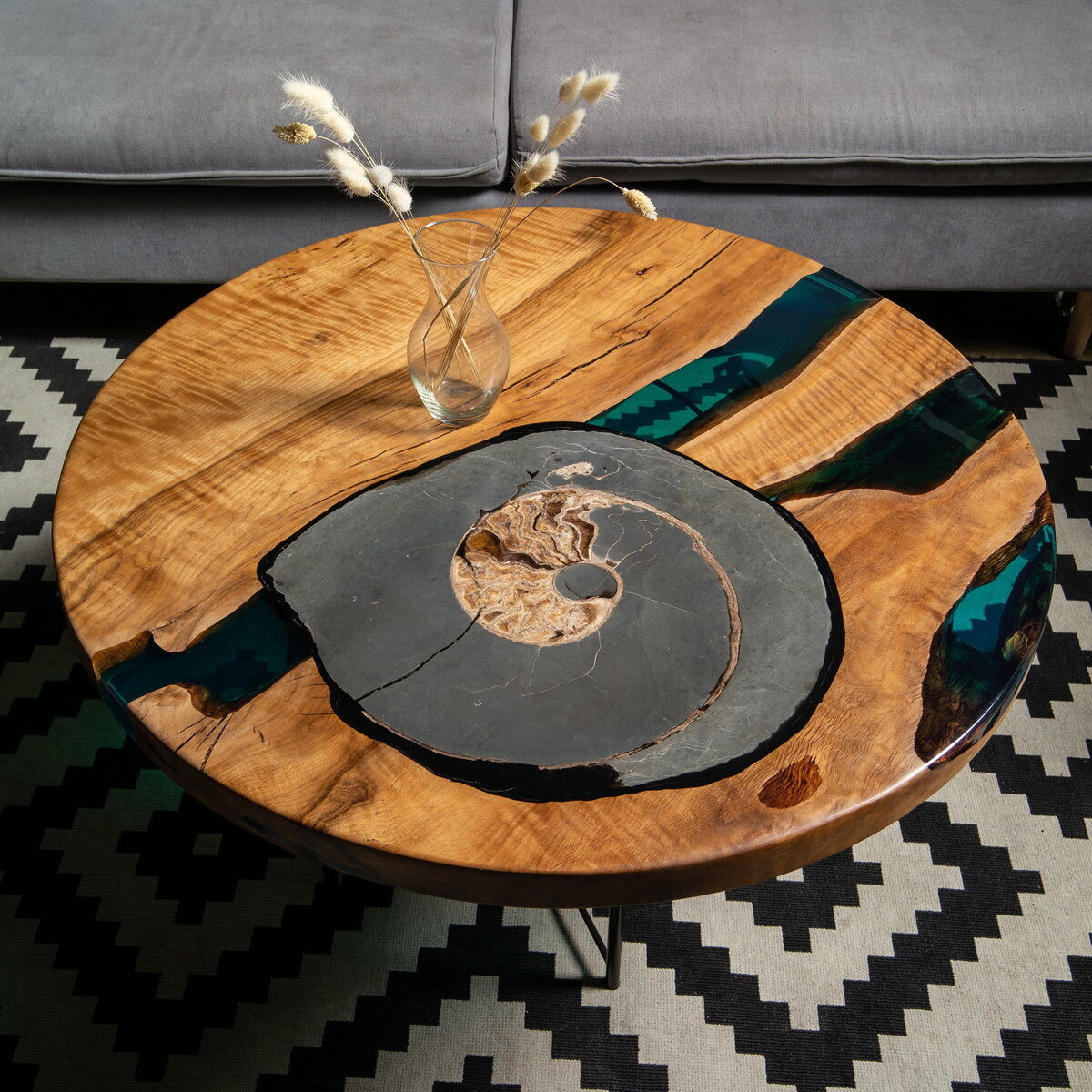 Столы с аммонитами сейчас — предмет роскоши