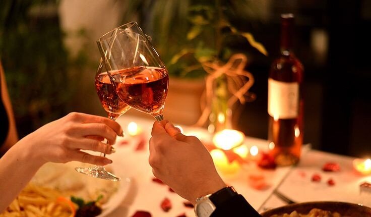 Свадьбы не было, они тихо расписались в ЗАГСе, посидели вдвоём в ресторане