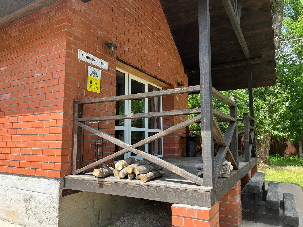 Это дрова на крыльце, они продаются 