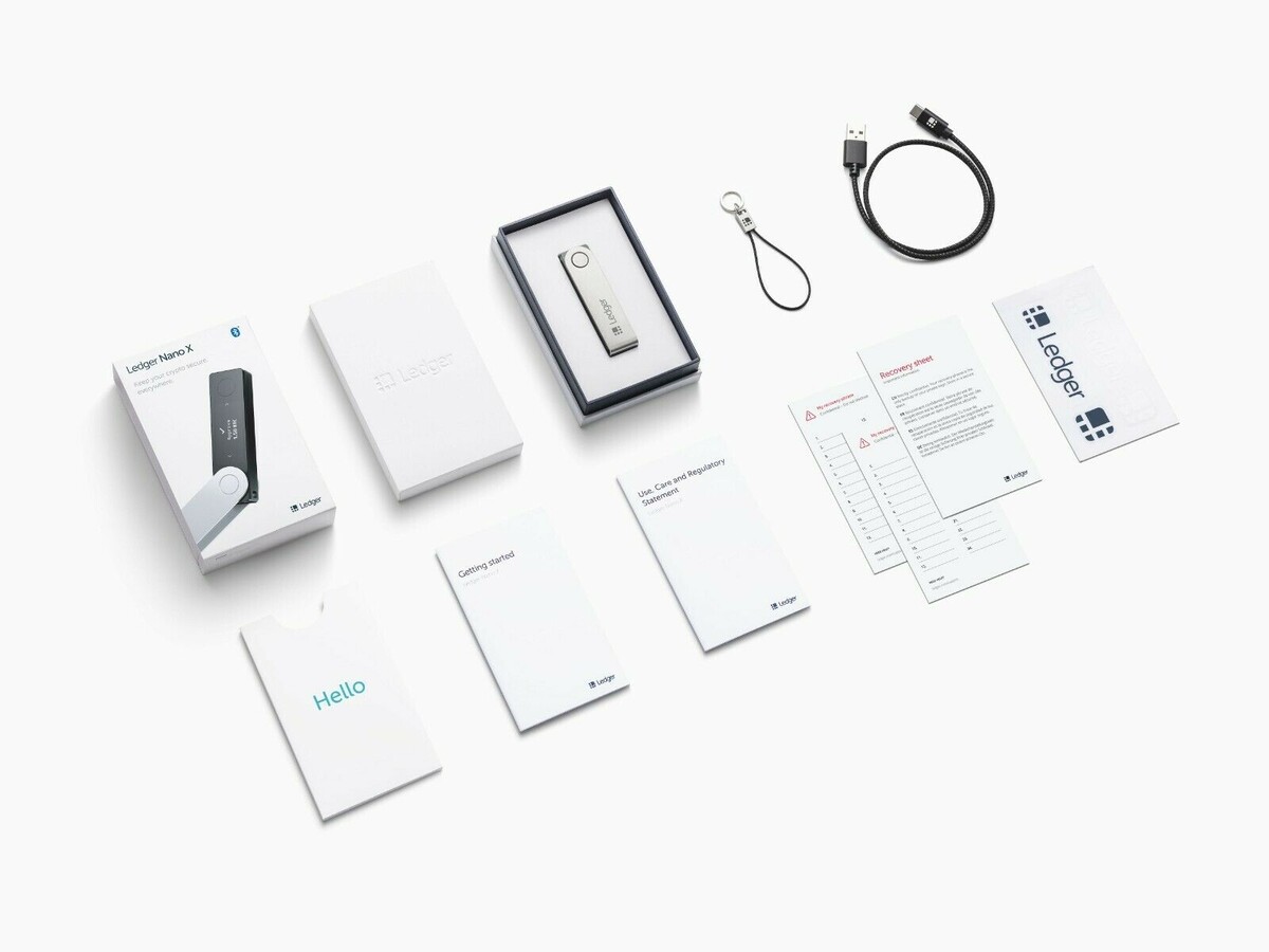 У данного бренда есть два варианта кошельков, о каждом из которых мы поговорим более подробно. Все операции подтверждаются путем нажатия специальной кнопки на устройстве. У Nano X имеется встроенный аккумулятор на 100 мАч, у Nano S его нет.  