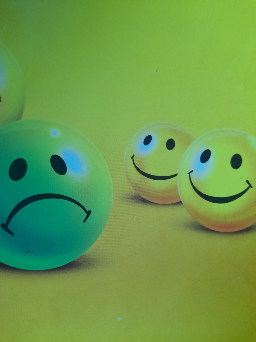 Возможно, это наша семья в те месяцы? Или, что вероятнее, я и мои коллеги по работе (еще одна обложка тетради)