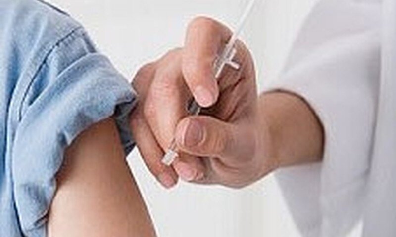 Поставил привиаку от кароновируса и сегодня чувствую весь день слабость и недомогание. Может народ уже не вакцинируется, а я наивный поставл? Тяжко одним словом сегодня мне, надеюсь хоть не заболею теперь. А вы друзья продолжаете вакцинироваться, или нет?