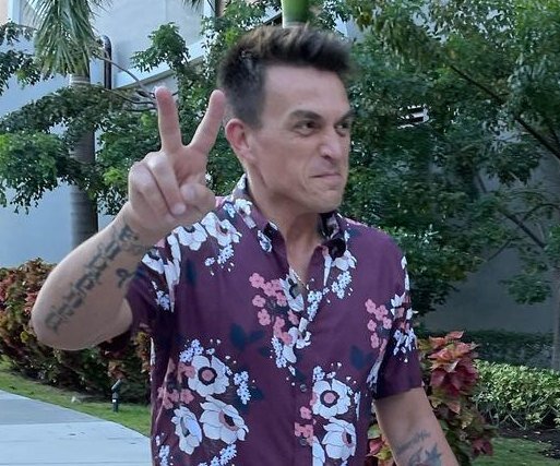     «Регина, ты наша героиня!»: Влад Топалов вывел на прогулку новорожденного сына