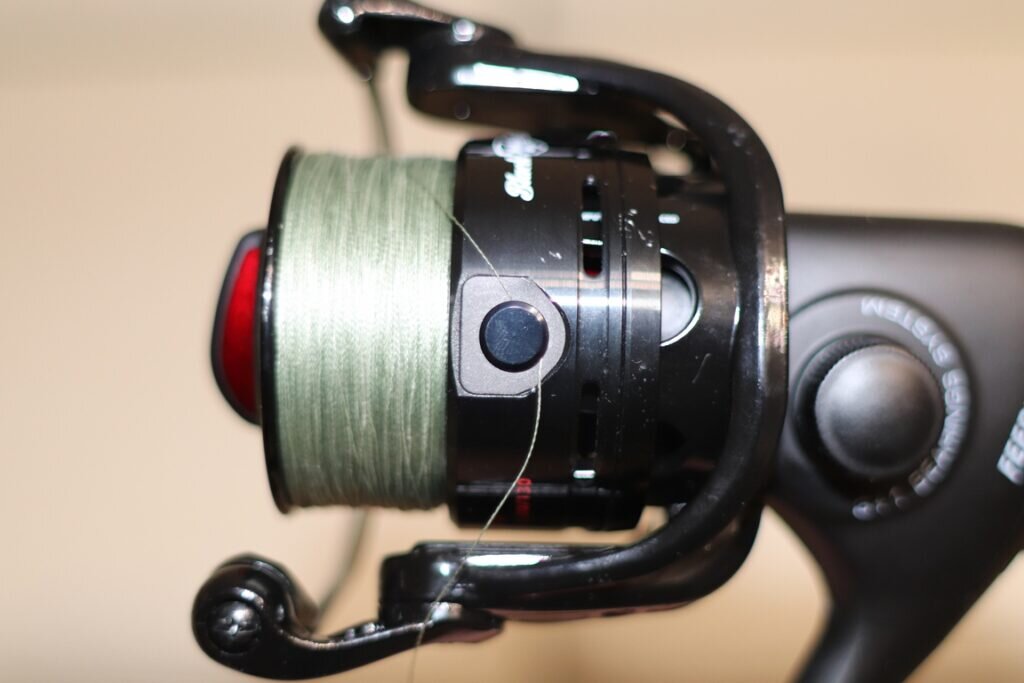 Иногда клипса может быть в форме треугольника.