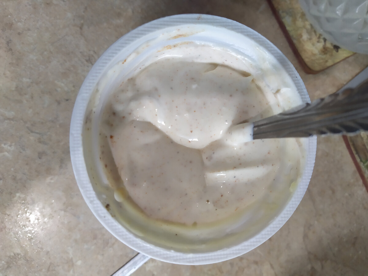 Соус - сметана и майонез 1 к 1, перец, специи по вкусу