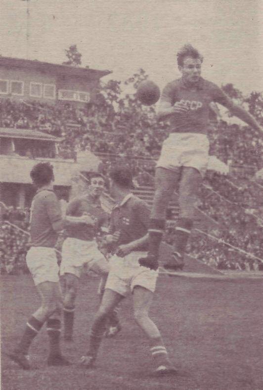 Эдуард Стрельцов выше всех...