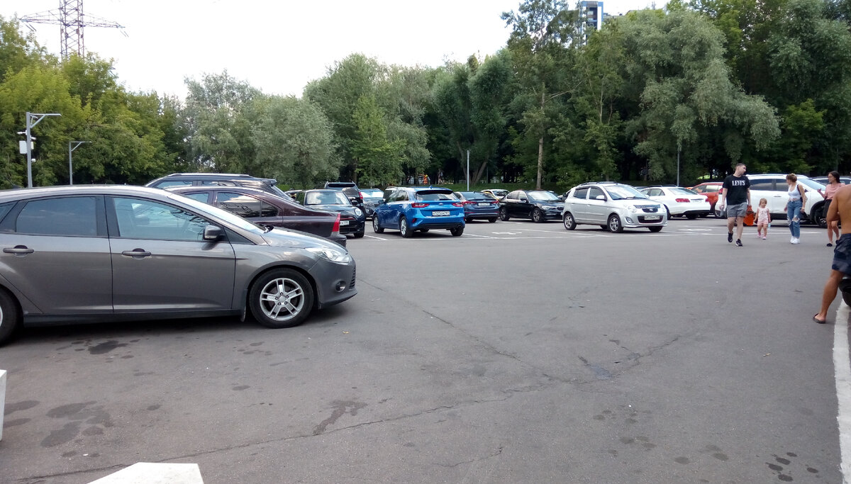 Автостоянка перед пляжем. Несмотря на будний день, порядочно забита.