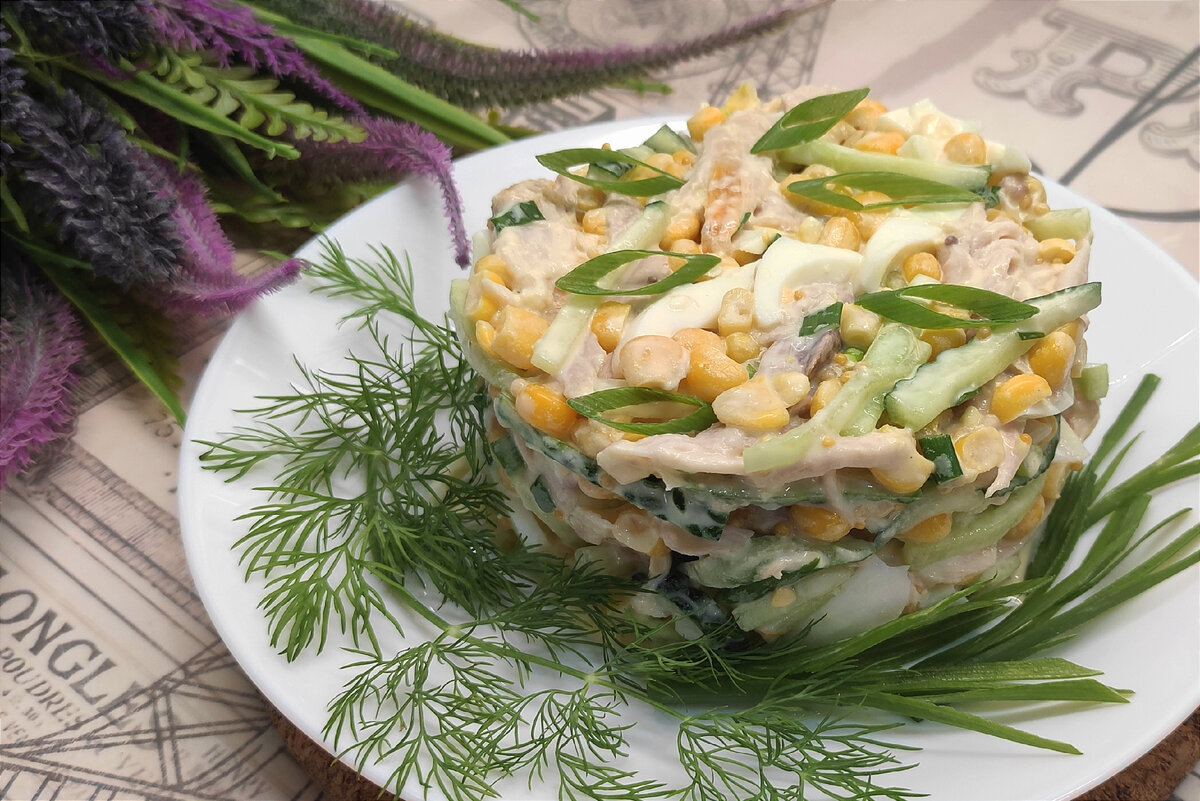 Салат с копченой курицей, корейской морковкой и сухариками