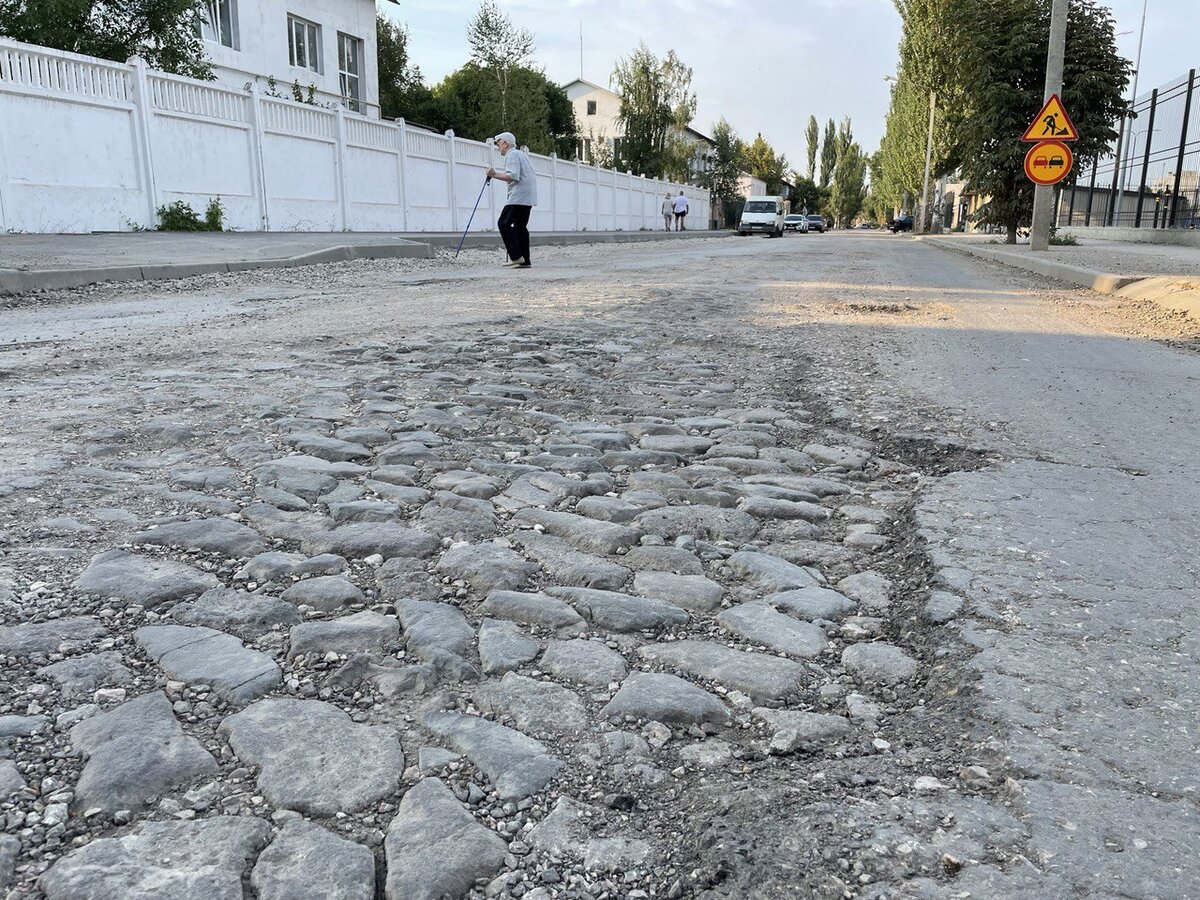 Дорога вымощена узорным паркетом