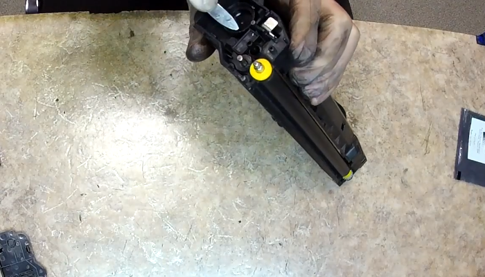 Фото 23. Ставим на место крышку на заправочное отверстии картриджа