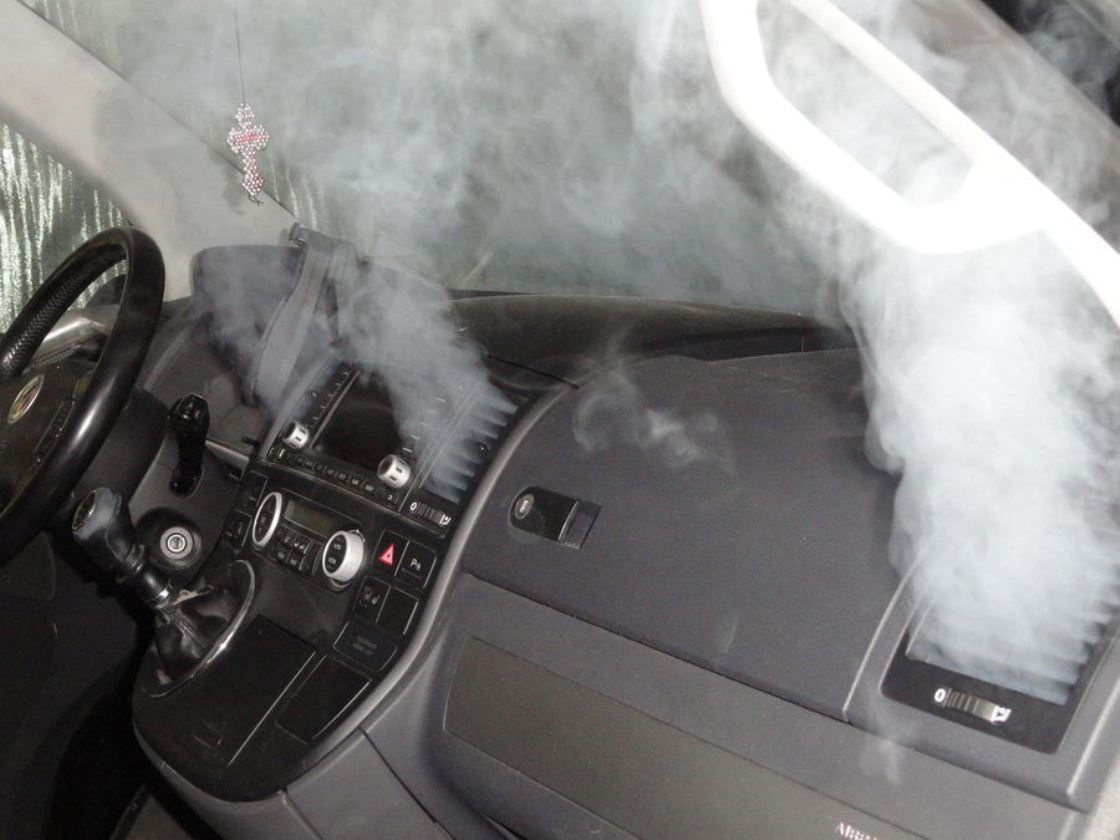 Почему пахнет паленым. Дезинфекция кондиционера автомобиля. Дым в салоне автомобиля. Чистка системы кондиционирования автомобиля. Дым в салоне авто.