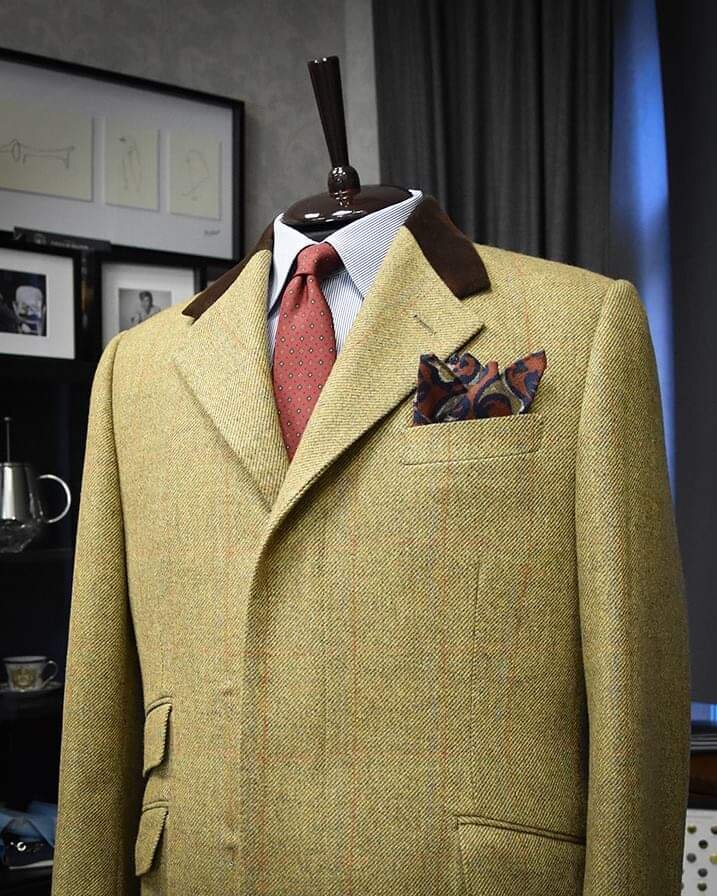 Пальто «честерфилд» (из нехарактерного для этой модели твида) с супатной застежкой, дополнительным карманом ticket pocket и бархатным воротником в ателье Bourbaki