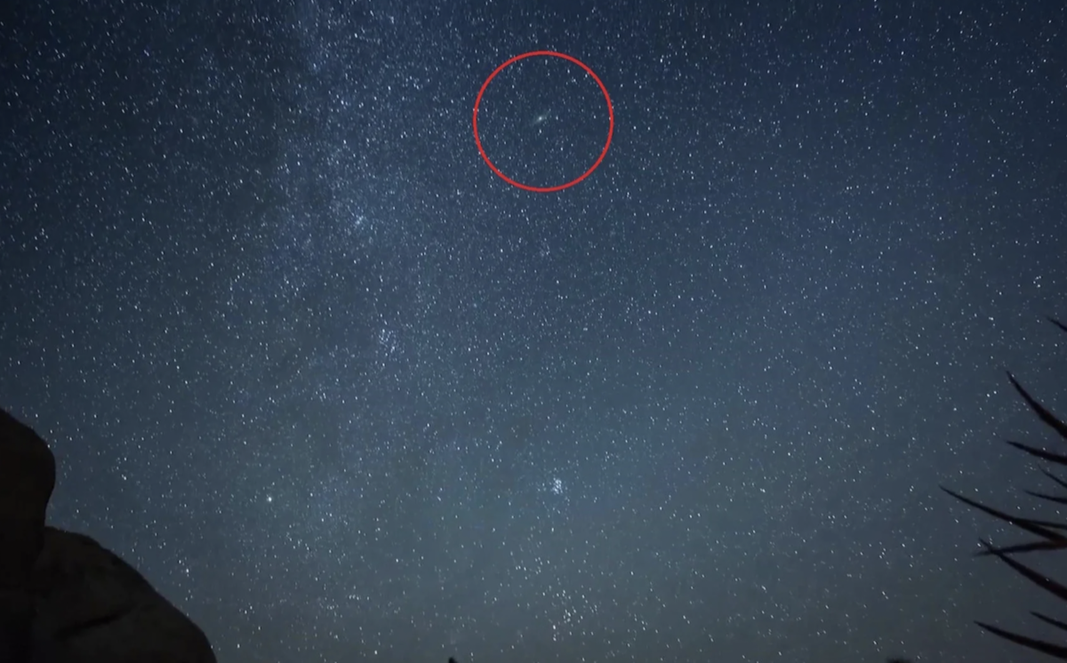Видемые. Андромеда Галактика на небе невооружённым глазом. Галактика Андромеда на ночном небе невооруженным глазом. Галактика Андромеды невооруженным взглядом. Галактика туманность Андромеды невооруженным глазом.