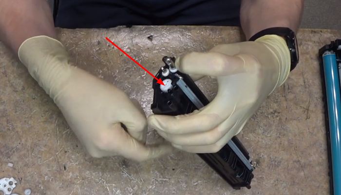 Фото 74. Вращаем указанную шестерню. Она приводит в движение ролик проявки