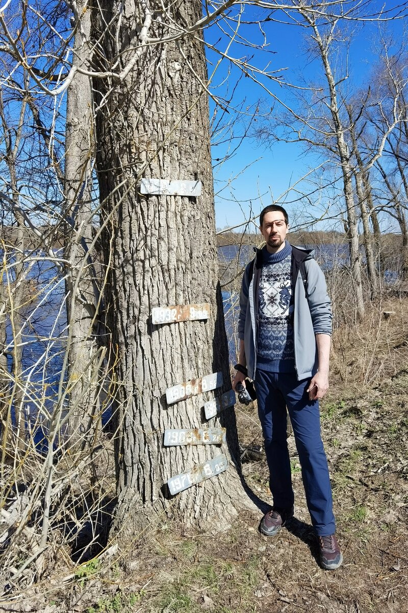 г. Гороховец. Отметки уровня наводнений можно оценить в сравнении с моим ростом. Он составляет 194 см., примерно.