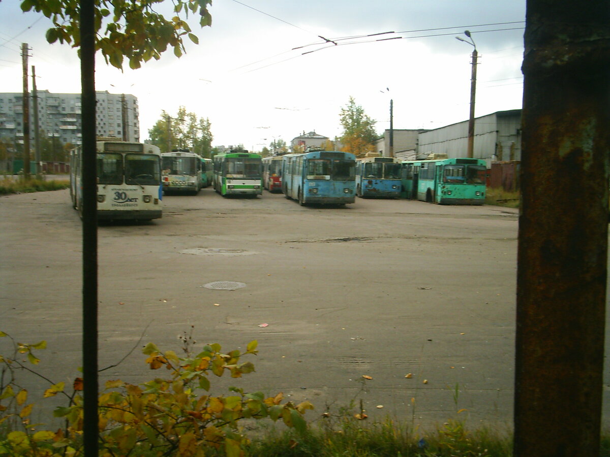г. Архангельск, троллейбусное депо, сентябрь 2006 г., троллейбусы на приколе 