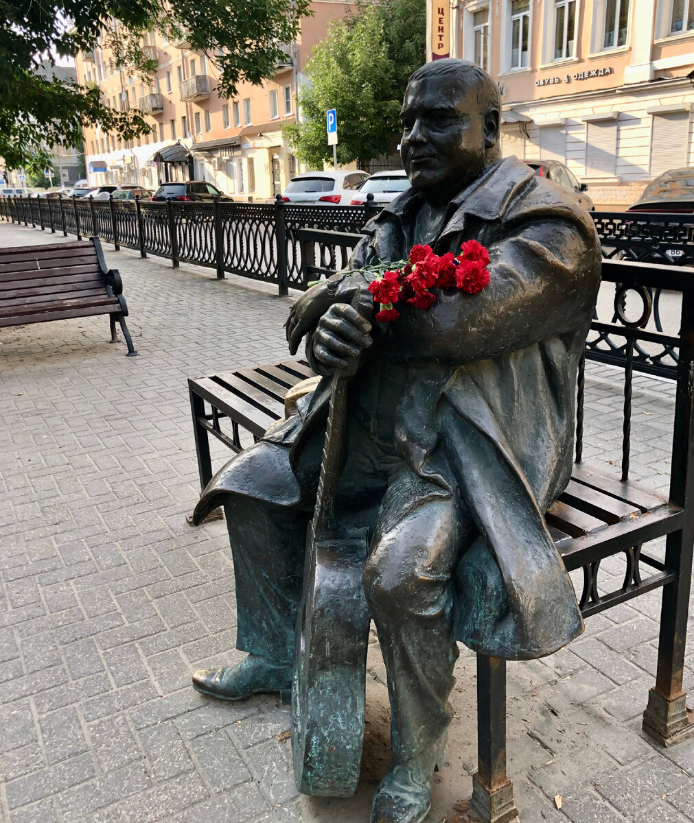 Где в твери памятник кругу. Памятник Михаилу кругу Тверь. Памятник кругу в Твери. Памятник кругу в Твери фото. Памятник Михаилу Тверскому в Твери.