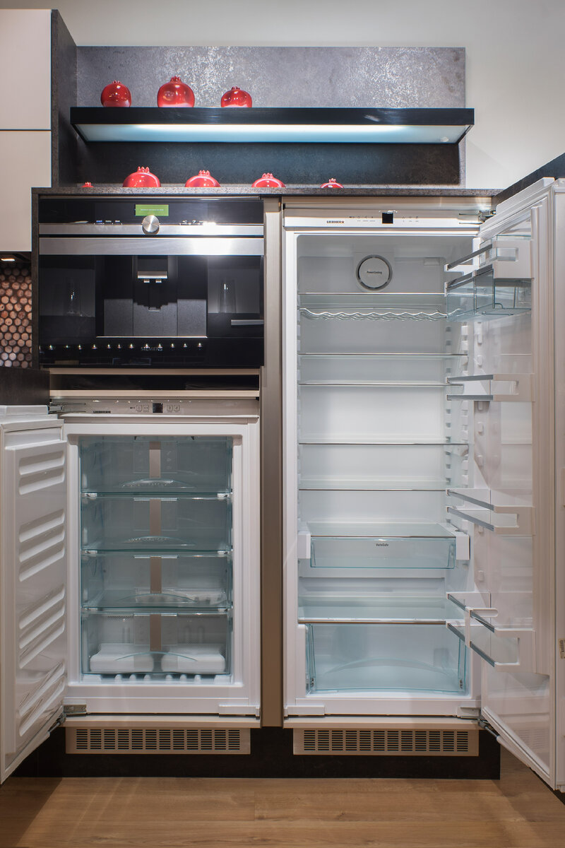 Как можно встроить холодильник в шкаф