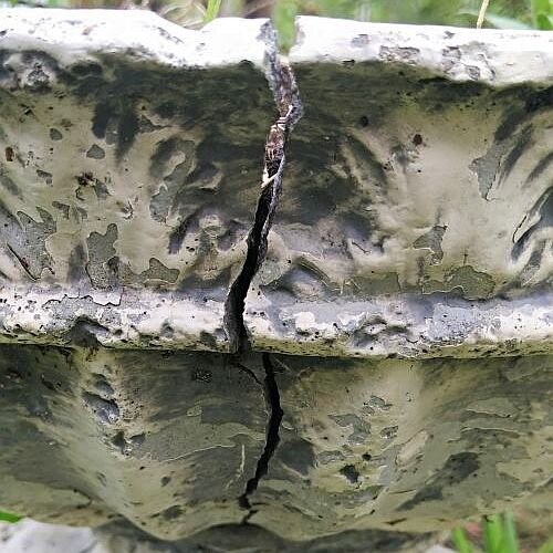 Трещина в бетонной вазе