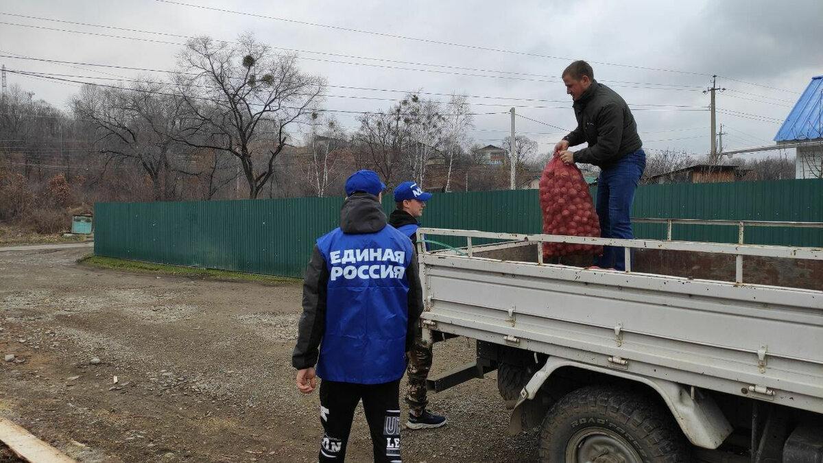     1 декабря, в свой день рождения, «Единая Россия» поблагодарила волонтеров и благотворителей, ставших участниками гуманитарной миссии партии и с начала СВО помогавших жителям Донбасса и новых регионов. По всей стране, включая новые регионы, главы региональных отделений провели с ними встречи.