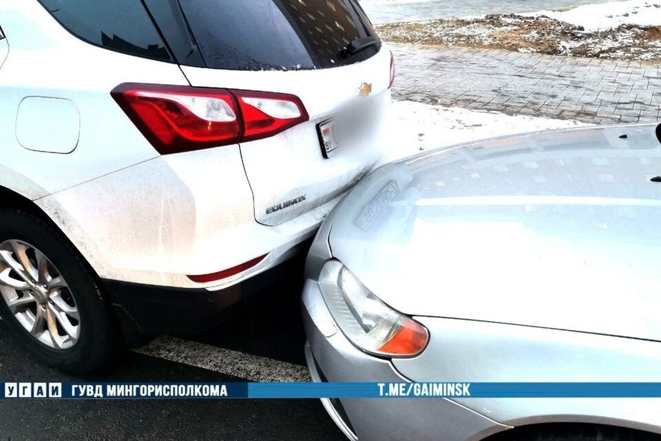     В Минске легковушка врезалась в пять припаркованных авто. Фото: телеграм-канал УГАИ ГУВД Мингорисполкома