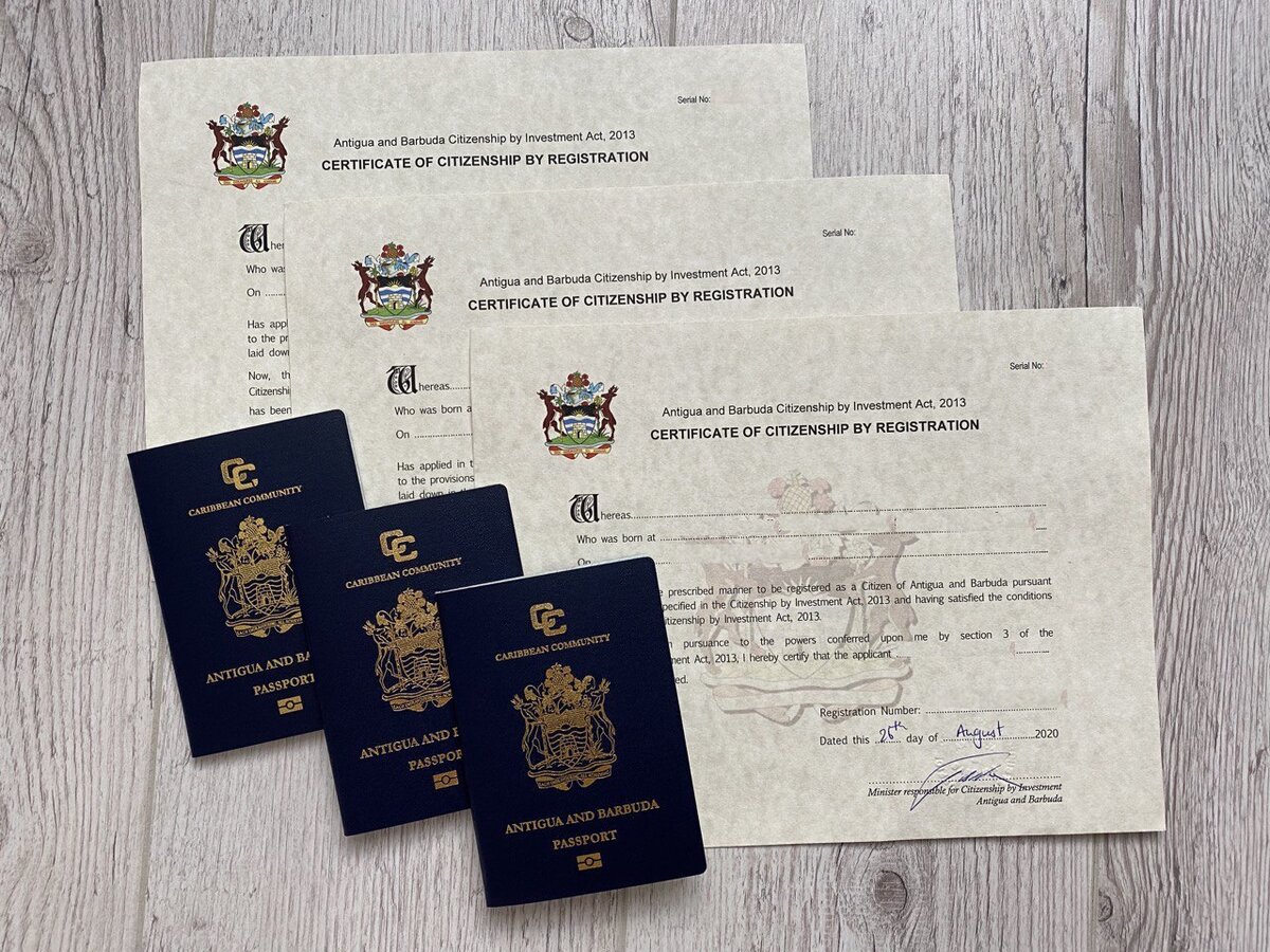 Свежие паспорта Антигуа и Барбуды. По существующему закону, экономические граждане старше 18 лет обязаны посетить страну и подписать присягу в присутствии местного нотариуса - это обязательное условие для продления паспорта через 5 лет. Сегодня из-за пандемии вируса COVID-19, правительство Антигуа и Барбуды временно отменило это требование.