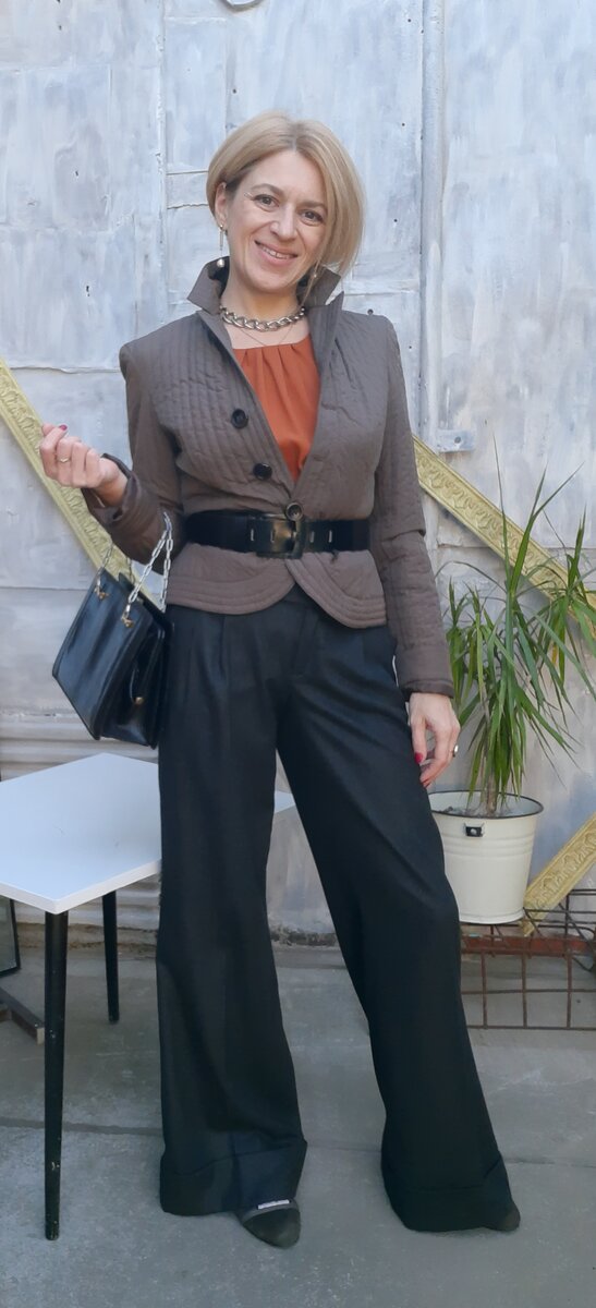 Жакет, блузка и брюки.