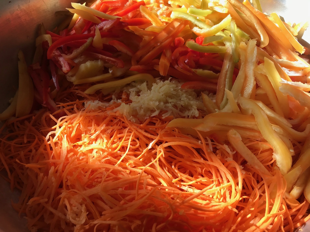 Режем перец, трем морковь