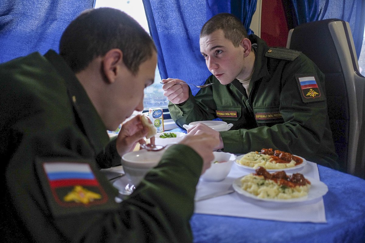 Солдаты едут домой. Военный ресторан. Поезд в армию. Солдат ест. Военнослужащий в поезде.