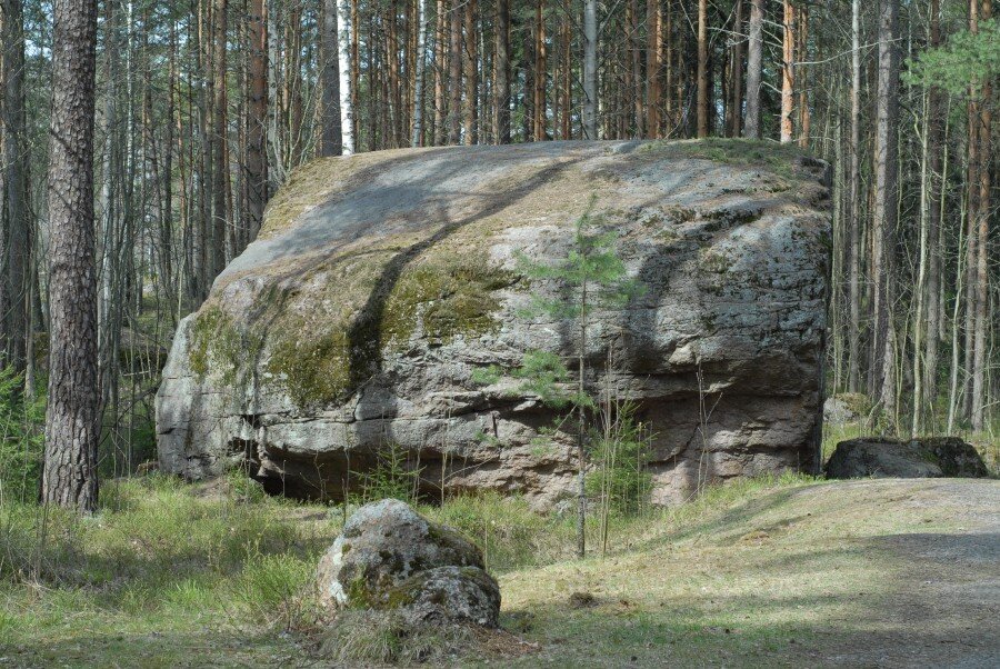 Мегалиты в парке монрепо