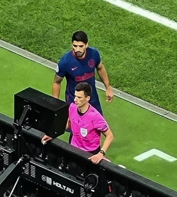 Суарес смотрит повтор голевого момента